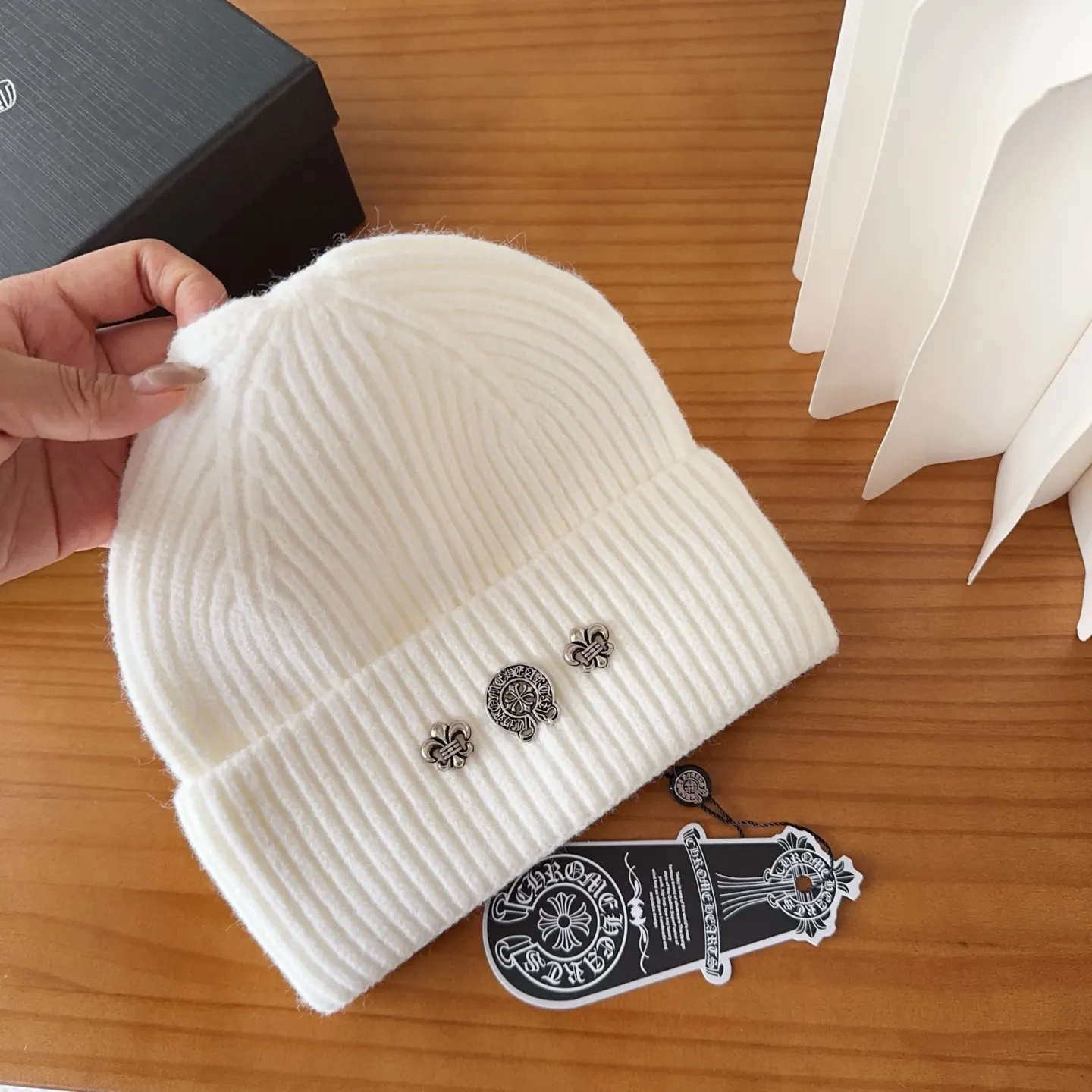 💰50 Crow Heart Autumn and Winter Wool Knitted Beanie This must be a favorite of minimalism. It is clean, neat, fashionable and versatile, and will definitely not be picky about your face shape! A fashionable classic that lasts forever! Fashionable black and white can be purchased together!